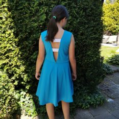 Dívčí šaty s průstřihem